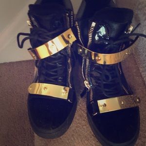 ‼️‼️‼️SALE‼️‼️‼️ GZ Design! Black Gold! 😎